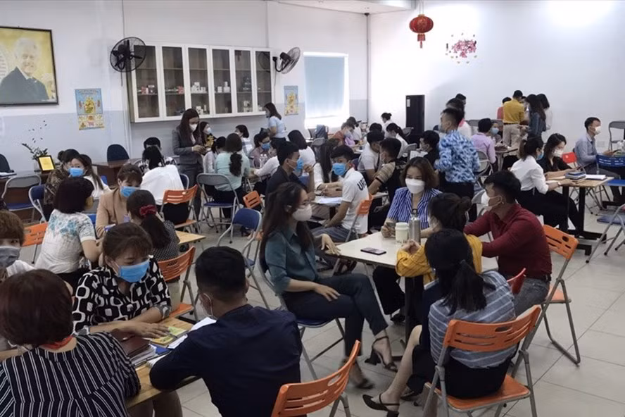 Công ty Cổ Phần Tập đoàn Liên Kết Việt Nam tập trung đông người giữa mùa dịch COVID-19. Ảnh: Nam Ha