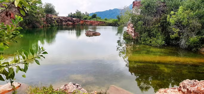 Màu sắc kỳ ảo ở hồ Tà Pạ