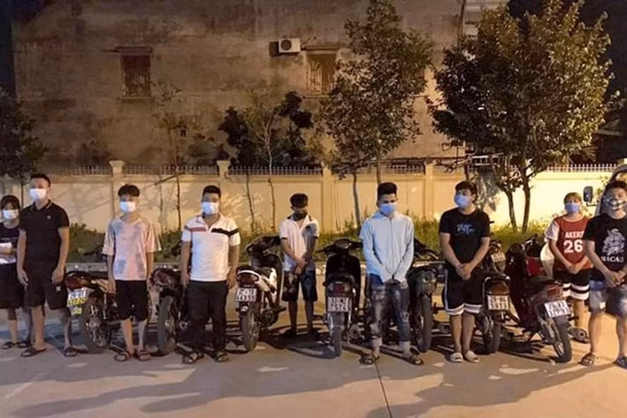 Nhóm thanh thiếu niên đua xe trái phép giữa mùa dịch COVID-19, bị phát hiện, xử lý. Ảnh: Q.Trường.