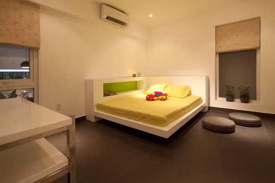 Dự án này dự định mang đến một cách tiếp cận thay thế cho quan niệm về ngôi nhà tầm trung của đô thị Việt Nam, kết hợp các nguyên tắc xây dựng truyền thống, các giải pháp vật liệu chi phí thấp và thiết kế đương đại.
