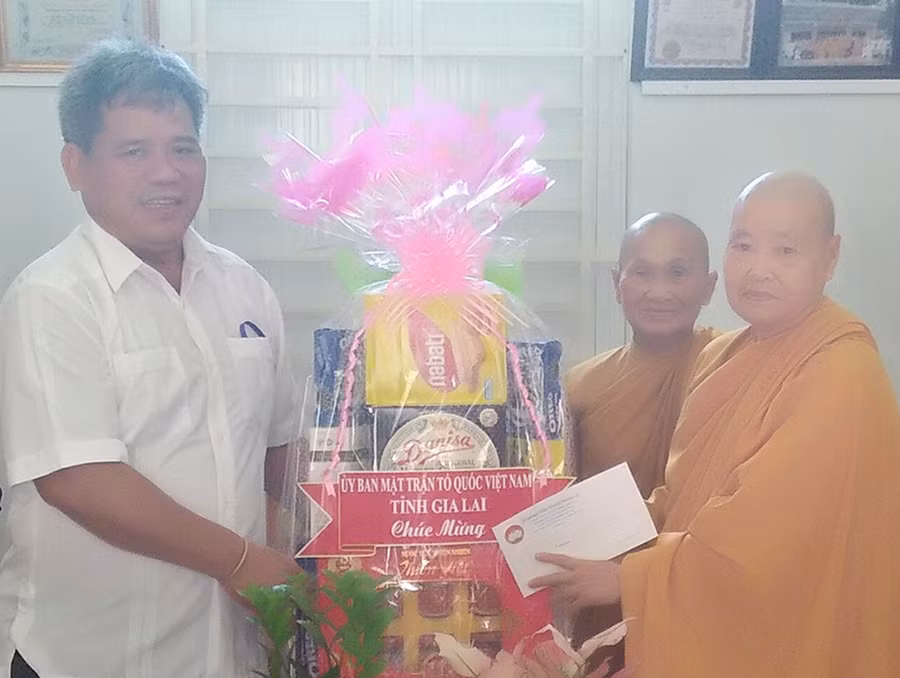 Chủ tịch Ủy ban MTTQ Việt Nam tỉnh thăm, chúc mừng Tịnh xá Ngọc Trung, thị xã An Khê. Ảnh: Lê Đại