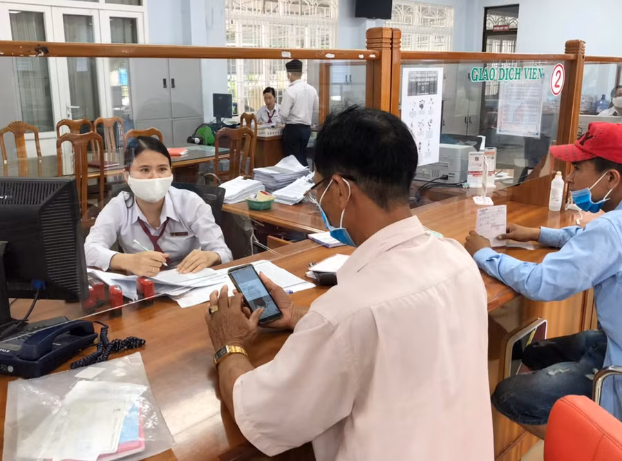 Một số ngân hàng chủ động giảm bớt lợi nhuận để cân đối nguồn lực thực hiện các giải pháp hỗ trợ khách hàng vượt qua khó khăn. Ảnh: Sơn Ca