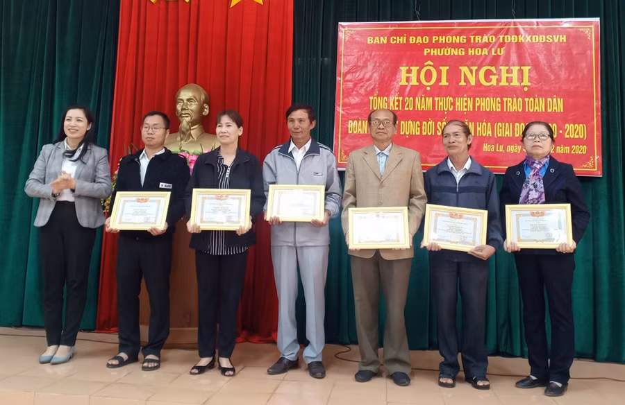  Bà Loan (thứ 3 từ trái qua) được UBND thành phố Pleiku và UBND phường Hoa Lư nhiều lần khen thưởng vì có nhiều đóng góp cho xây dựng đô thị văn minh, khu dân cư văn hóa. Ảnh: Nhật Hào