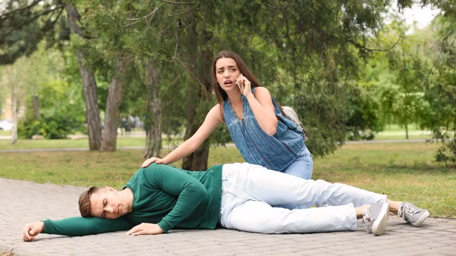 Gọi cấp cứu ngay nếu bị co giật, liệt tạm thời một phần hoặc ngất xỉu. ẢNH MINH HỌA: SHUTTERSTOCK