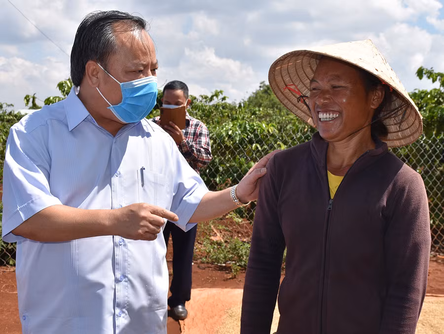 Phó Bí thư Thường trực Tỉnh ủy Châu Ngọc Tuấn trò chuyện với người dân làng Kol (xã Trang). Ảnh: Trần Dung