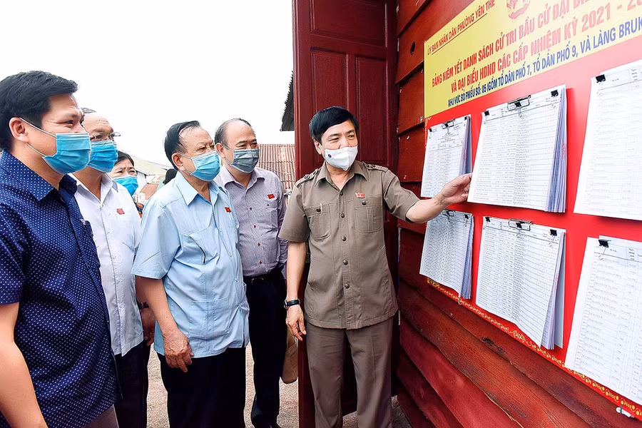 Đoàn công tác kiểm tra bầu của do ông Bùi Văn Cường-Tổng Thư ký Quốc hội, Chủ nhiệm Văn phòng Quốc hội làm trưởng đoàn kiểm tra công tác bầu cử tại làng Prut Ngo, TP. Pleiku. Ảnh: Đức Thụy