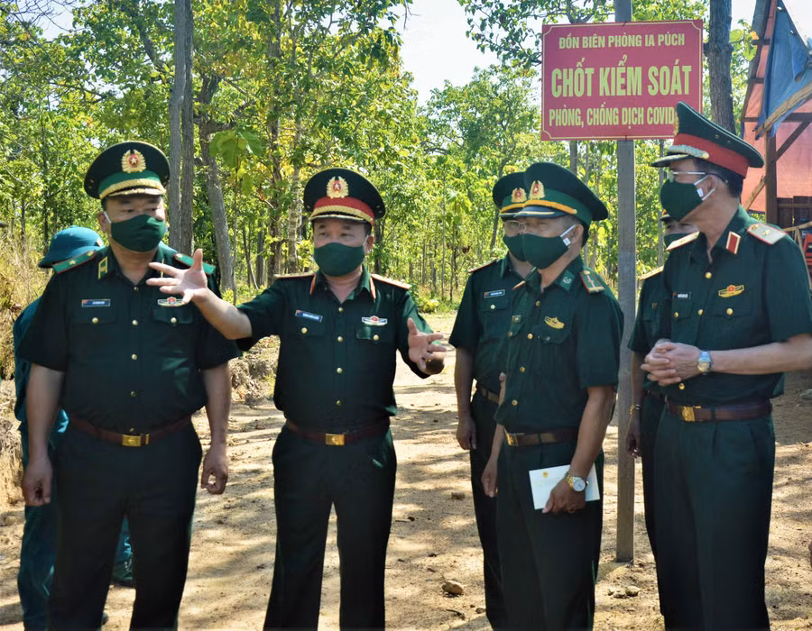 Lãnh đạo Bộ Quốc phòng kiểm tra công tác phòng-chống dịch Covid-19 trên biên giới. Ảnh: Vĩnh Hoàng