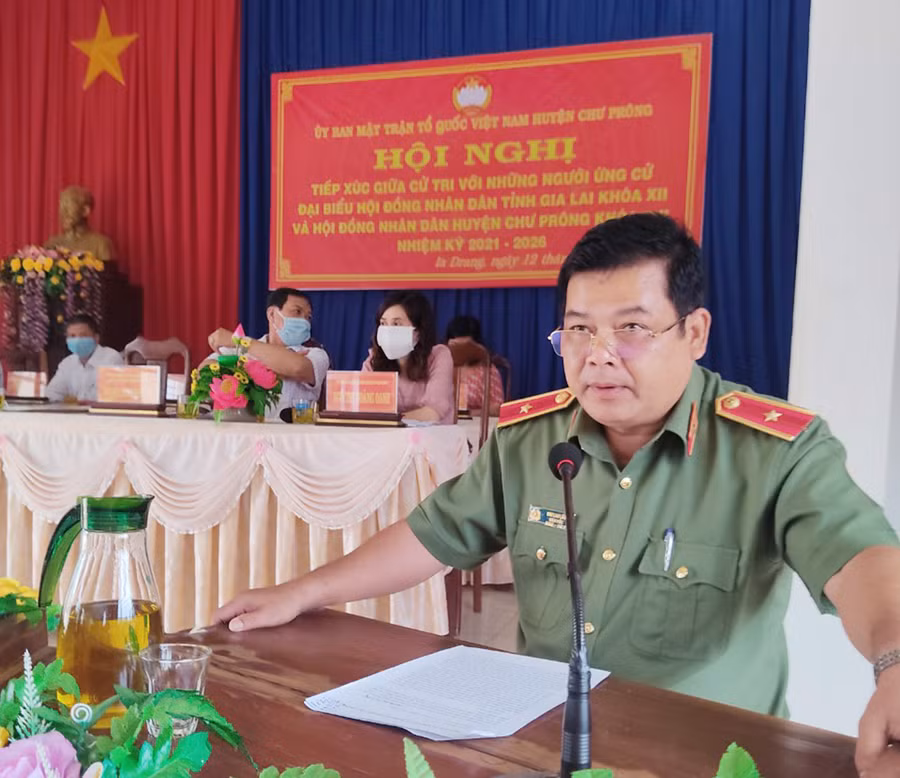 Thiếu tướng Rah Lan Lâm-Ủy viên Ban Thường vụ Tỉnh ủy, Giám đốc Công an tỉnh tiếp xúc cử tri tại xã Ia Drăng, huyện Chư Prông. Ảnh: Thủy Bình 1 Thiếu tướng Rah Lan Lâm-Ủy viên Ban Thường vụ Tỉnh ủy, Giám đốc Công an tỉnh tiếp xúc cử tri tại xã Ia Drăng- Ảnh Thủy Bình