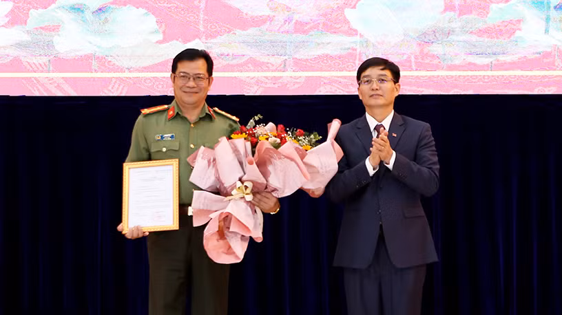 Bí thư Tỉnh ủy Đắk Lắk Nguyễn Đình Trung trao Quyết định của Ban Bí thư cho Đại tá Lê Vinh Quy.