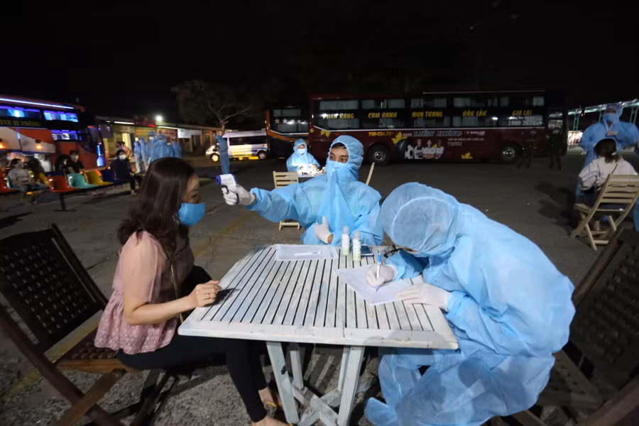 Lực lượng chức năng giám sát y tế người về từ TP. Hồ Chí Minh rạng sáng 31-5. Ảnh: Văn Ngọc Các trường hợp được triển khai từ rạng sáng 31-5 tại Bến xe Đức Long Gia Lai. Ảnh: Văn Ngọc