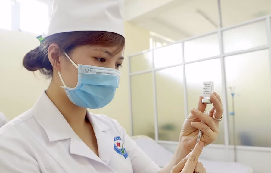 Chuẩn bị lấy vaccine phòng COVID-19 trước khi tiêm. (Ảnh: Hoàng Hùng/TTXVN) Chuẩn bị lấy vaccine phòng COVID-19 trước khi tiêm. (Ảnh: Hoàng Hùng/TTXVN)