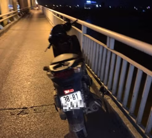 Xe máy của thầy T. được người dân phát hiện trên cầu Bến Thủy.