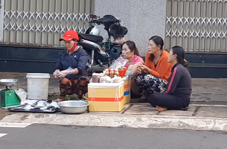  Nhiều người dân không đeo khẩu trang tại nơi công cộng. Ảnh: Duy Lê