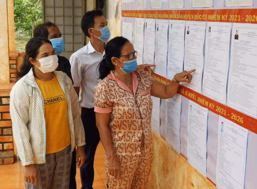 Dân làng Rơngol Khóp xã Ia Krêl huyện Đức Cơ tìm hiểu danh sách, tiểu sử người ứng cử đại biểu HĐND huyện và xã. Ảnh: Thanh Nhật