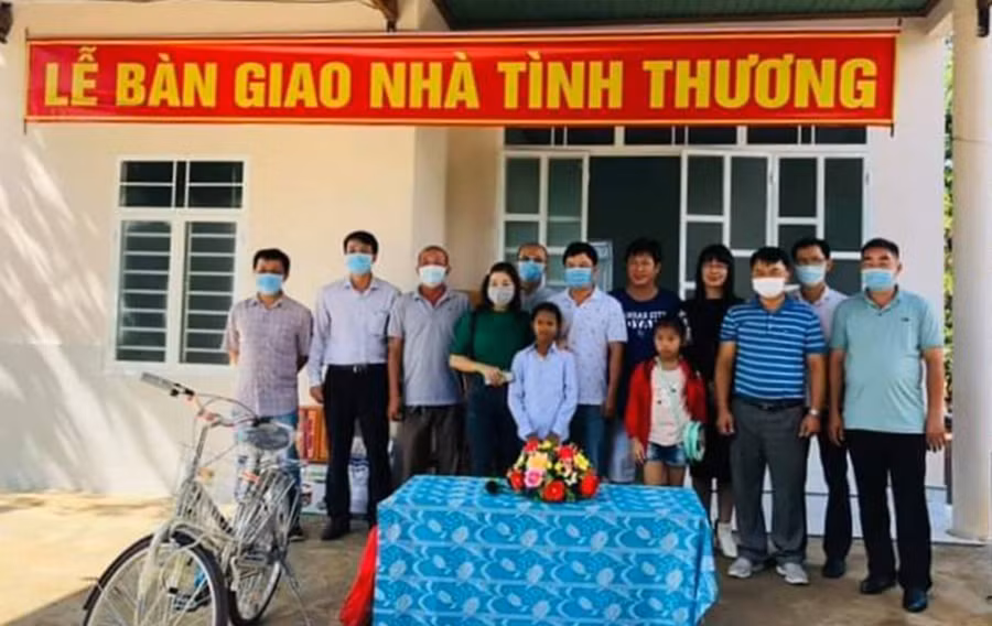 Ông Nguyễn Hữu Quế và các nhà hảo tâm tại buổi lễ trao tặng Nhà tình thương cho em Kpă Mên. Ảnh: Kỳ Anh