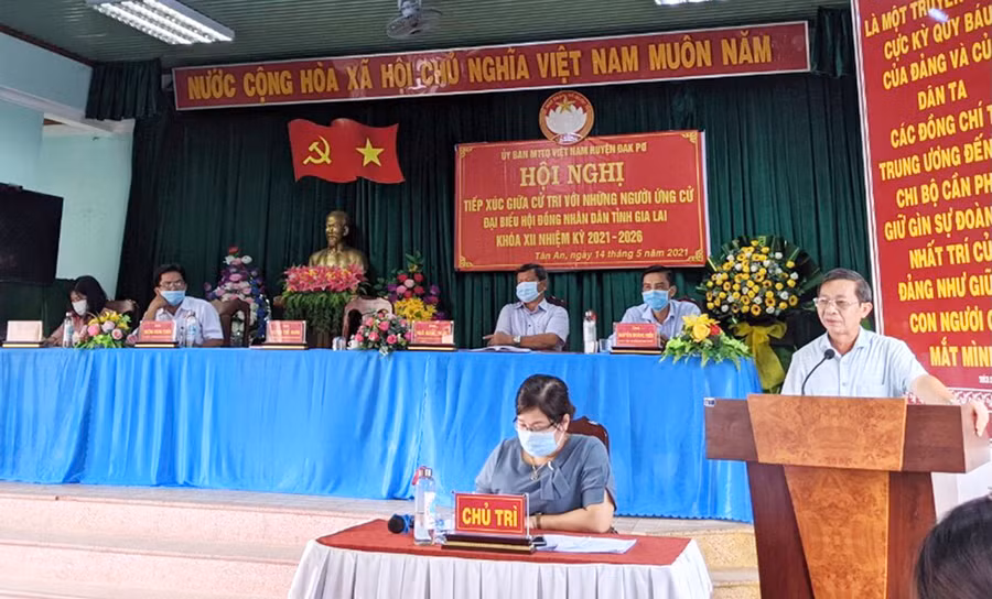Ông Huỳnh Thế Mạnh-Ủy viên Ban Thường vụ Tỉnh ủy, Trưởng ban Tuyên giáo Tỉnh ủy trình bày chương trình hành động trước cử tri. Ảnh: Văn Ngọc Các ứng cử viên (xã Tân An, huyện Đak Pơ) đã trình bày chương trình hành động trước cử tri. Ảnh: Văn Ngọc