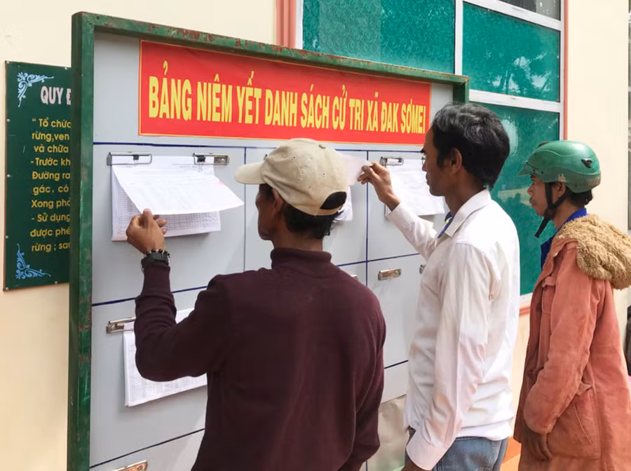  Người dân kiểm tra, đối chiếu danh sách cử tri được niêm yết tại trụ sở UBND xã Đak Sơ Mei (huyện Đak Đoa). Ảnh: Phương Vi