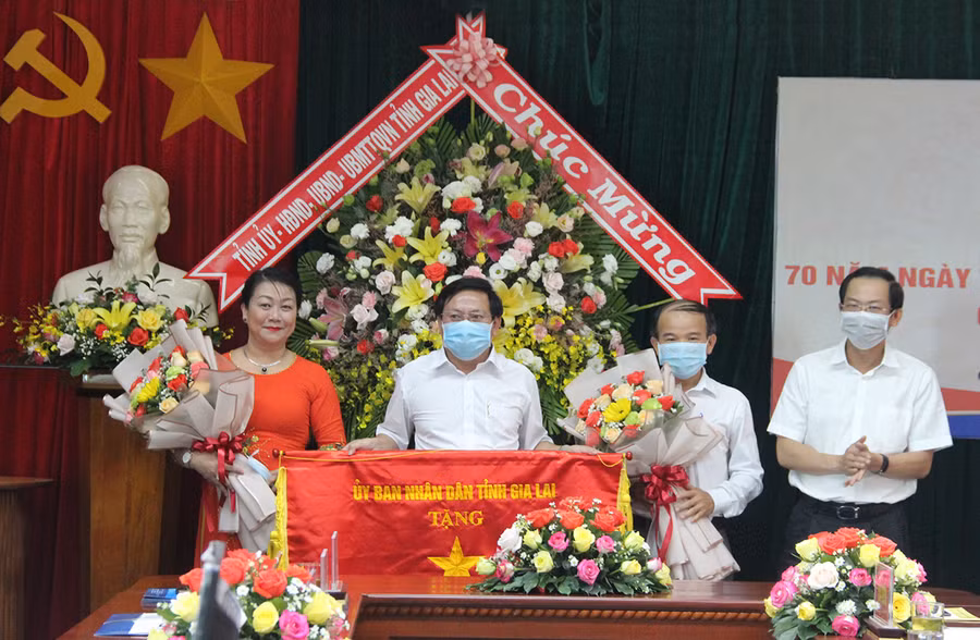 Phó Chủ tịch Thường trực UBND tỉnh Đỗ Tiến Đông trao Cờ thi đua “Vì sự nghiệp xây dựng và bảo vệ tỉnh Gia Lai” cho Sở Công thương Gia Lai. Ảnh: Vũ Thảo