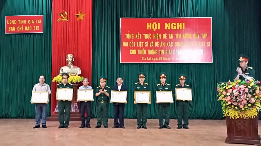 Trao bằng khen của Chủ tịch UBND tỉnh cho các tập thể, cá nhân có thành tích xuất sắc trong thực hiện nhiệm vụ tìm kiếm, quy tập và xác định hài cốt liệt sĩ còn thiếu thông tin giai đoạn 2013-2020. Ảnh: Vĩnh Hoàng Tặng bằng khen cho các tập thể và cá nhân. Ảnh: Vĩnh Hoàng
