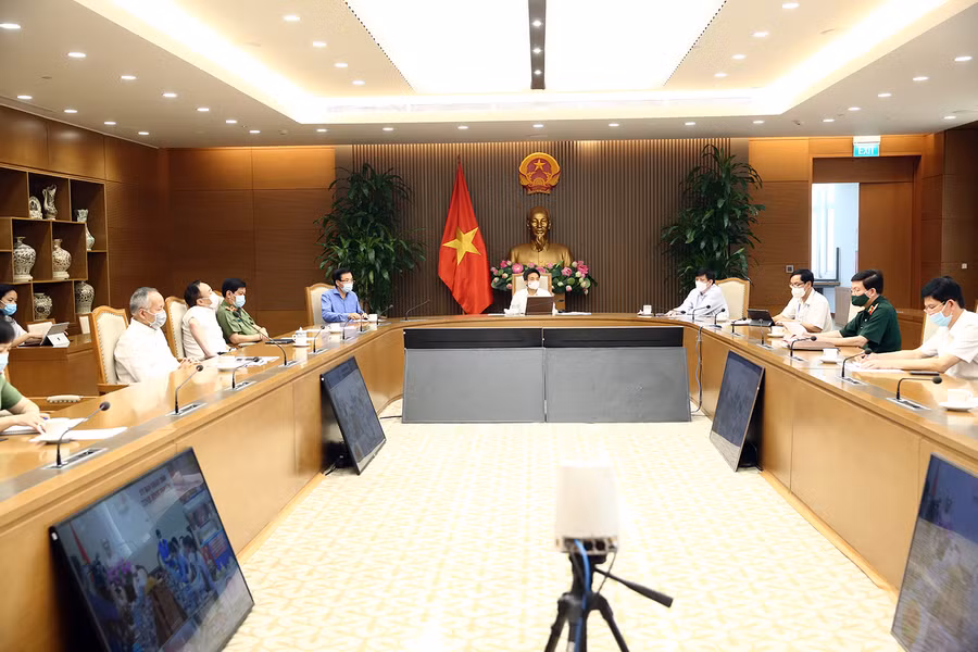  Phó Thủ tướng Vũ Đức Đam, Trưởng Ban Chỉ đạo quốc gia và Bộ trưởng, Chủ nhiệm VPCP Trần Văn Sơn dự họp tại điểm cầu Hà Nội.. Ảnh: VGP/Đình Nam