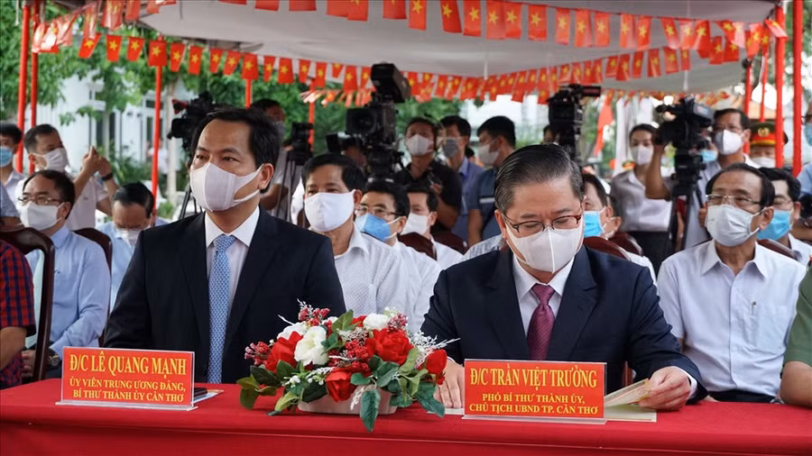 Lãnh đạo thành phố Cần Thơ tham dự lễ khai mạc. Ảnh: Tạ Quang