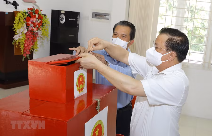 Bí thư Thành ủy Hà Nội Đinh Tiến Dũng kiểm tra công tác chuẩn bị bầu cử tại điểm bỏ phiếu số 02 Tổ dân phố Chính Trung (tại nhà văn hóa Tổ dân phố Chính Trung), thị trấn Trâu Quỳ, huyện Gia Lâm, thành phố Hà Nội). (Ảnh: Văn Điệp/TTXVN)
