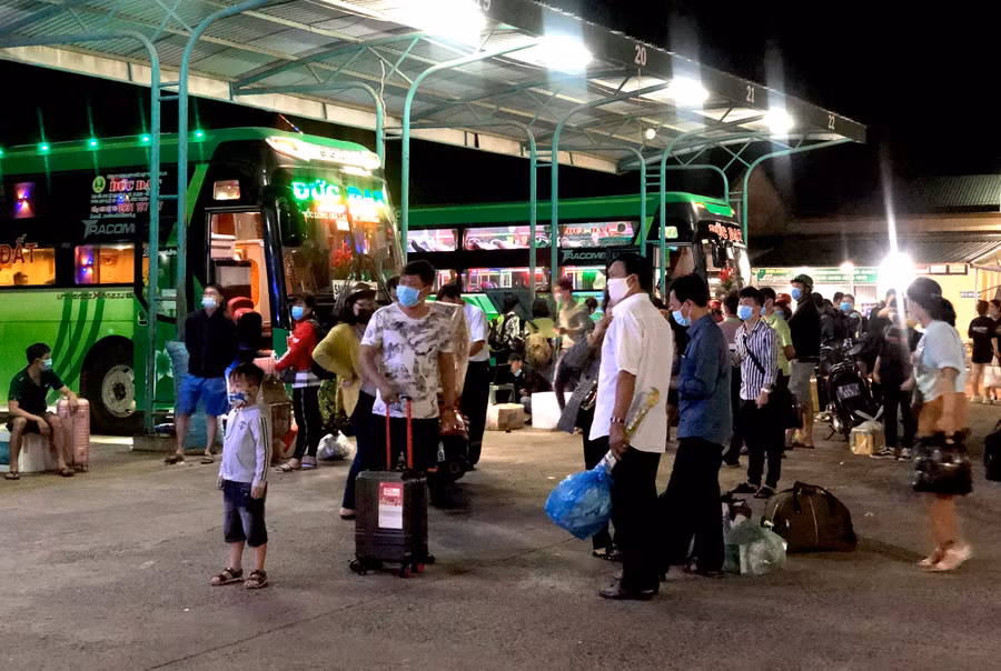 Hành khách chuẩn bị lên xe đi TP. Hồ Chí Minh khi kỳ nghỉ lễ 30-4 và 1-5 sắp kết thúc. Ảnh Lê Hòa