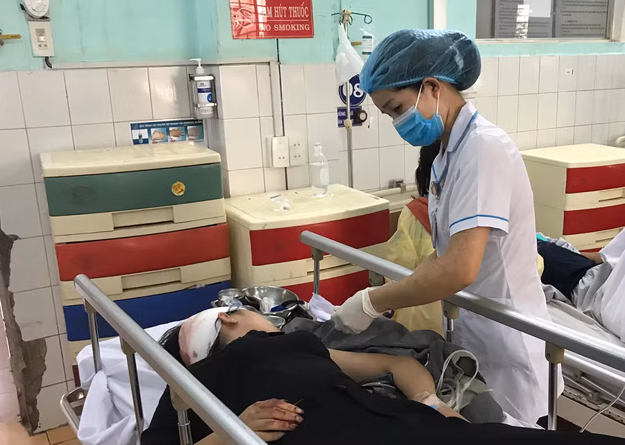  Nạn nhân đang được điều trị tại Bệnh viện Đa khoa tỉnh. Ảnh: Văn Ngọc