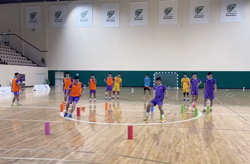 Các cầu thủ làm quen với mặt sân thi đấu Khor Fakkan. Ảnh: VFF
