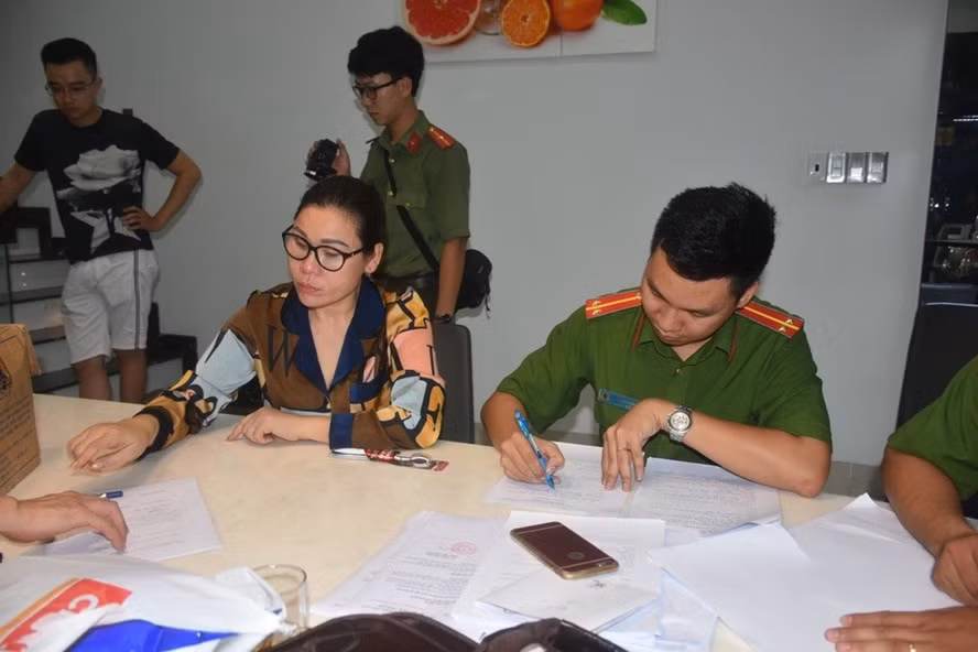 Bà Lâm Thị Thu Trà làm việc với Cơ quan điều tra vào đầu tháng 4.2021. Ảnh: CA Bà Lâm Thị Thu Trà làm việc với Cơ quan điều tra vào đầu tháng 4.2021. Ảnh: CA