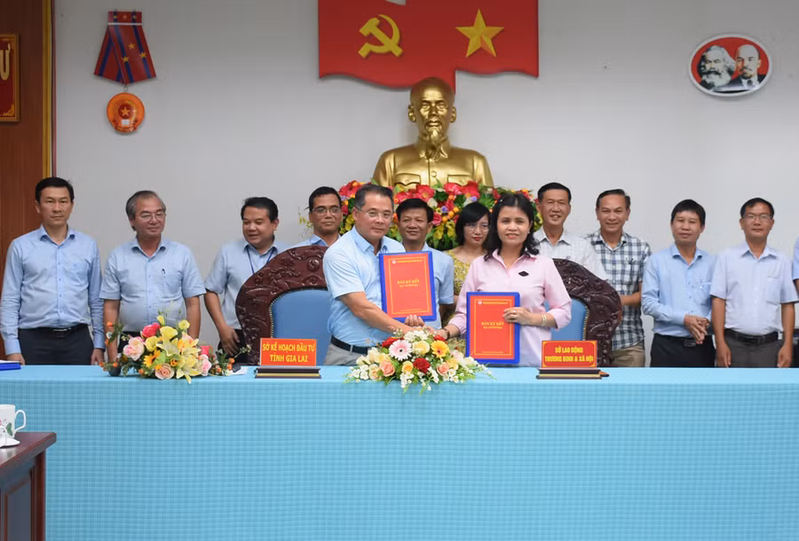  Sở Kế hoạch và Đầu tư ký kết quy chế phối hợp với Sở Lao động, Thương binh và Xã hội với 13 nội dung thực hiện liên quan. Ảnh: Minh Triều