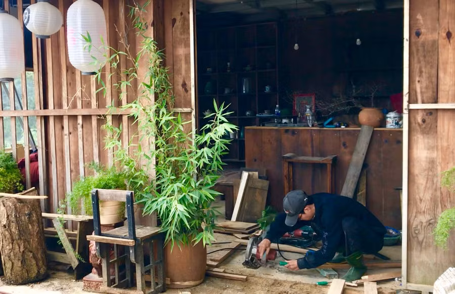 Từ một nhân viên văn phòng Nguyên trở thành thợ mộc đúng nghĩa