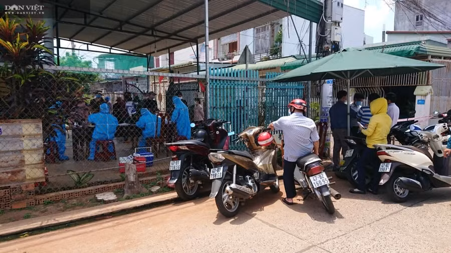 Ngành Y tế lấy mẫu xét nghiệm cho người dân khu vực phong tỏa liên quan đến 2 ca dương tính với SAR-CoV-2