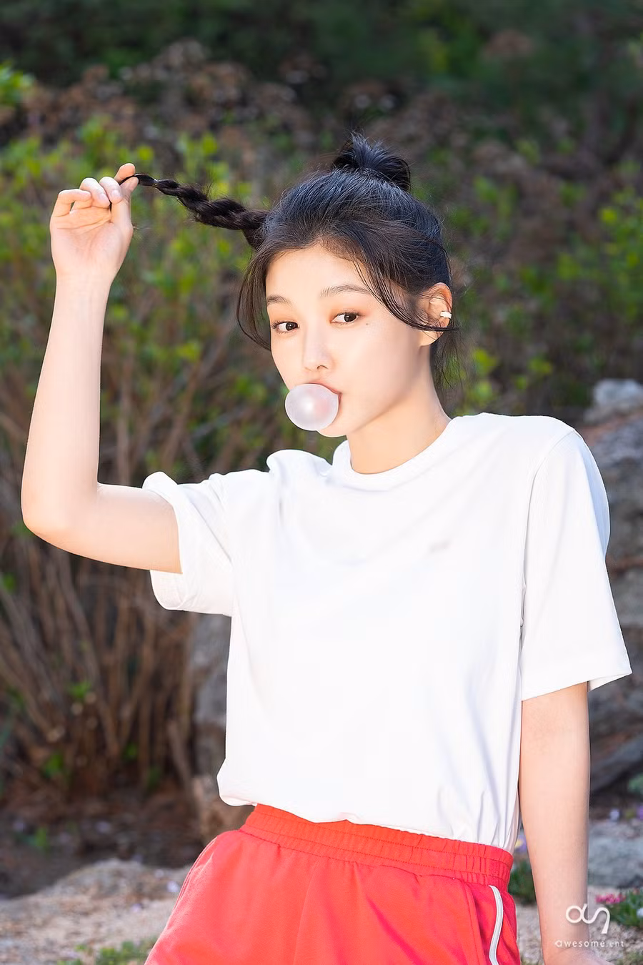 Năm 2017, Kim Yoo Jung đứng thứ 8 trong danh sách những người nổi tiếng quyền lực do Forbes Hàn Quốc bầu chọn khi chỉ mới 17 tuổi. ẢNH: AWESOME ENTERTAINMENT