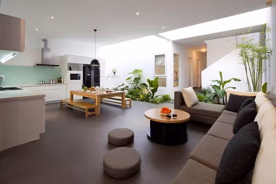 Sau khi băng qua một khu vườn nhỏ bên trong với mái lớn mở ra, khối nhà thứ 2 với 2 phòng ngủ của 2 đứa trẻ ở tầng trệt, dãy phòng dành cho cha mẹ và một phòng ngủ bổ sung ở tầng một.