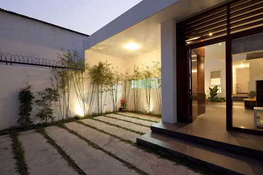 Một khối đầu tiên ở phía trước gồm lối vào, khu vực tiếp khách và nhà bếp, kết hợp tất cả lại với nhau trong một không gian mở rộng lớn, khuyến khích sự tương tác giữa các thành viên trong gia đình.