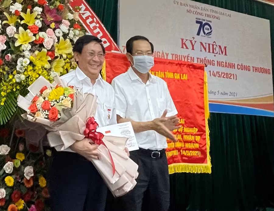Ông Phạm Văn Binh-Giám đốc Sở Công thương Gia Lai nhận Kỷ niệm chương “Vì sự nghiệp phát triển ngành Công thương Việt Nam”. Ảnh: Vũ Thảo