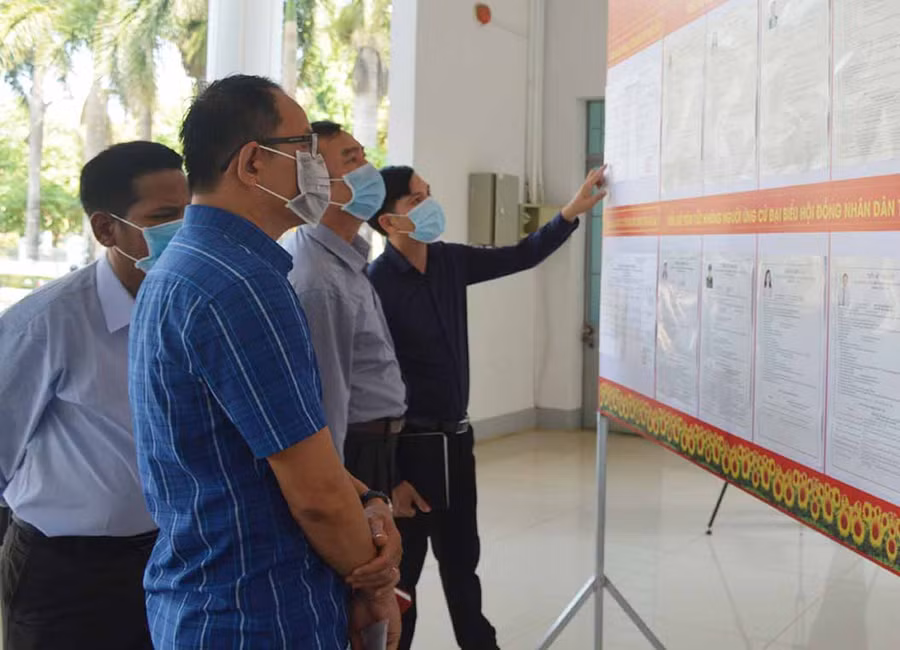 Cử tri huyện Chư Prông tìm hiểu tiểu sử các ứng cử viên đại biểu Quốc hội tại đơn vị bầu cử số 1. Ảnh: Anh Huy
