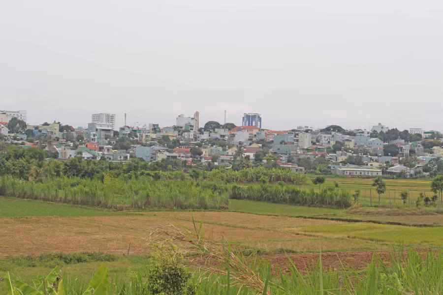Thung lũng phía Tây trên đường Phạm Văn Đồng (TP. Pleiku) gần Trung tâm Huấn luyện và Thi đấu thể thao tỉnh. Ảnh: Phan Lài