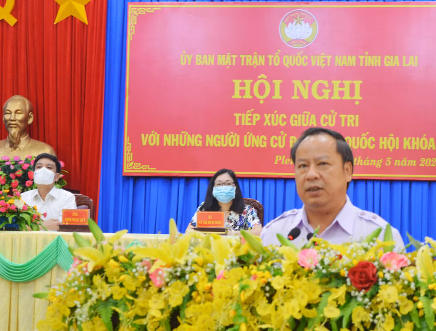 Phó Bí thư Thường trực Tỉnh ủy Châu Ngọc Tuấn trình bày chương trình hành động trước cử tri TP. Pleiku. Ảnh: Phương Dung Phó Bí thư Thường trực Tỉnh ủy Châu Ngọc Tuấn trình bày chương trình hành động trước cử tri thành phố Pleiku, ảnh P (1)