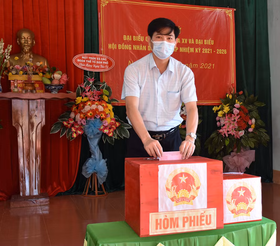 Ông Trần Đình Hiệp-Tỉnh ủy viên, Bí thư Huyện ủy Mang Yang bỏ lá phiếu đầu tiên tại đơn vị bầu cử số 2 thị trấn Kon Dong- Ảnh Hà Phương