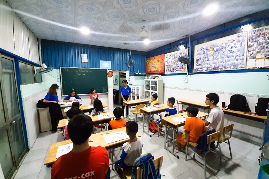Lớp học tình thương “Chắp cánh ước mơ” do những cô giáo 15, 16 tuổi đứng lớp dạy. ẢNH: PHẠM THU NGÂN