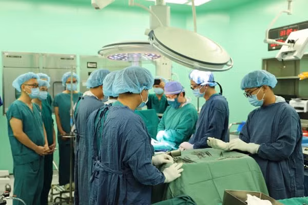 Các bác sĩ thực hiện nghi thức trước khi phẫu thuật lấy tạng của người hiến.