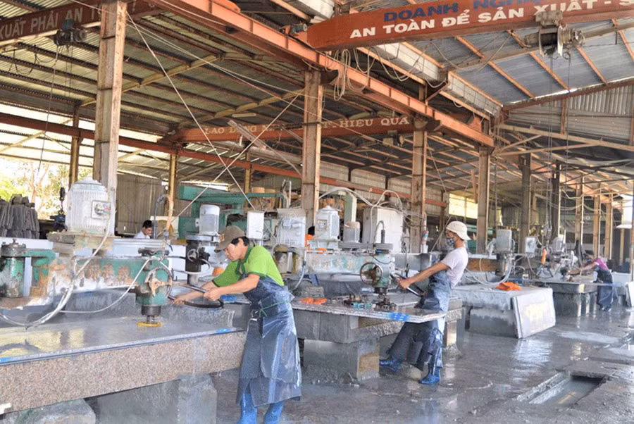  Công nhân làm việc tại Nhà máy đá granite Quốc Duy. Ảnh: Đinh Yến