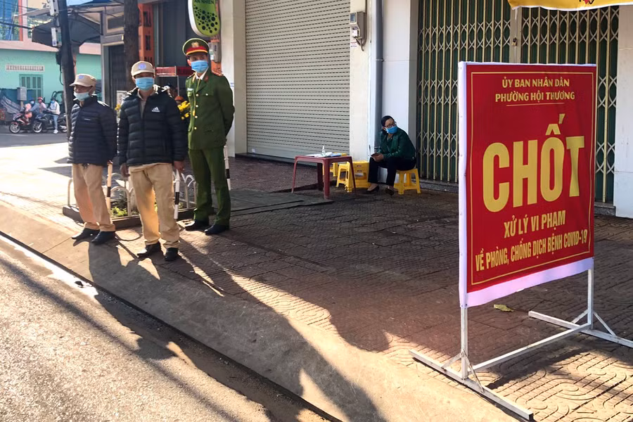Chốt kiểm soát, xử lý vi phạm về phòng, chống dịch bệnh Covid-19 tại ngã tư đường Nguyễn Thái Học-Hùng Vương, phường Hội Thương, TP. Pleiku. Ảnh: Tiến Photo