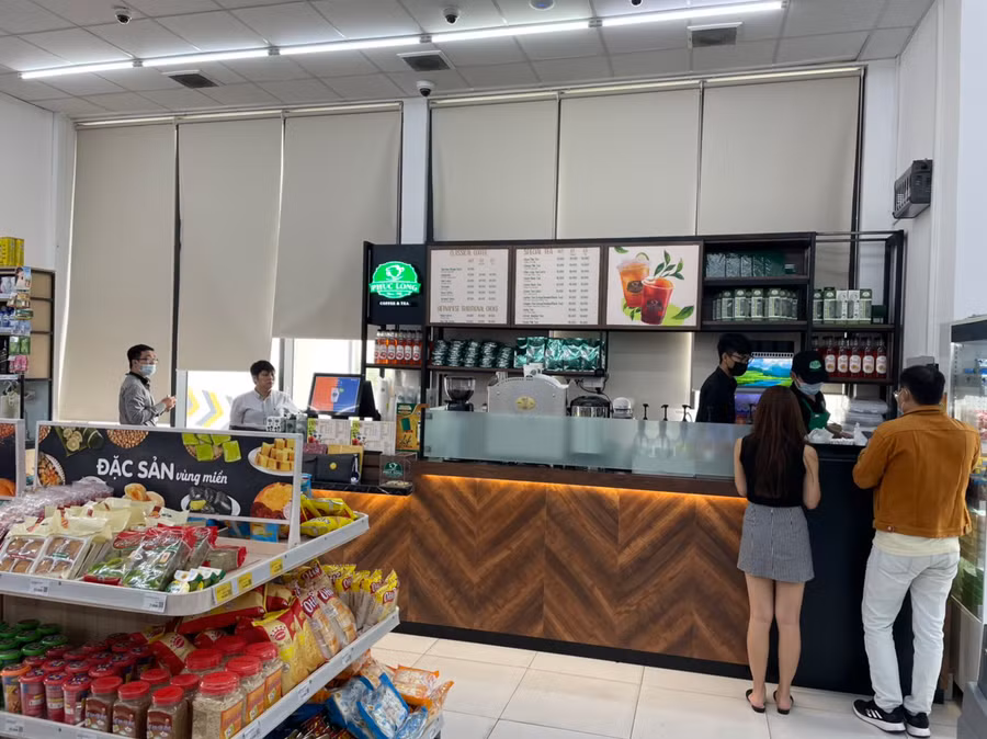 Phúc Long là thương hiệu quen thuộc của rất nhiều bạn trẻ với các thức uống nổi tiếng như các loại trà sữa, cà phê, bánh ngọt