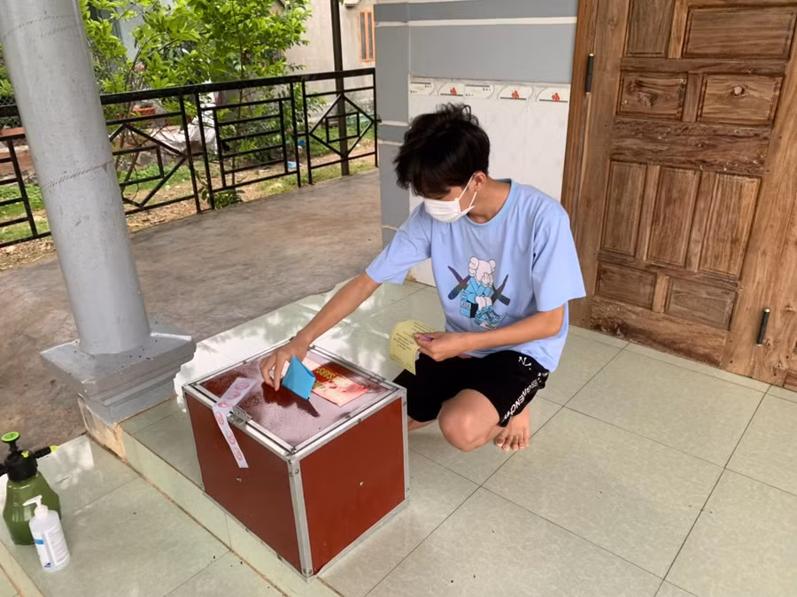 Anh Nguyễn Thanh Dương (thôn Thanh Thượng, xã Ayun Hạ, huyện Phú Thiện) bỏ phiếu vào thùng phiếu phụ tại nhà. Ảnh: Vũ Chi Em Nguyễn Thanh Dương (thôn Thanh Thượng, xã Ayun Hạ, huyện Phú Thiện) bỏ phiếu vào thùng phiếu phụ tại nhà. Ảnh: Vũ Chi