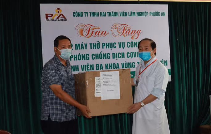 Công ty TNHH Hai thành viên Lâm nghiệp Phước An trao tặng 2 máy thởành viên Lâm nghiệp Phước An trao tặng 2 máy thở