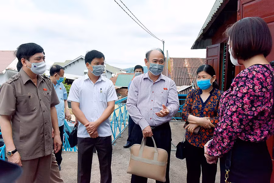 Đoàn công tác kiểm tra bầu cử trao đổi với cán bộ phường Yên Thế (TP. Pleiku). Ảnh: Đức Thụy