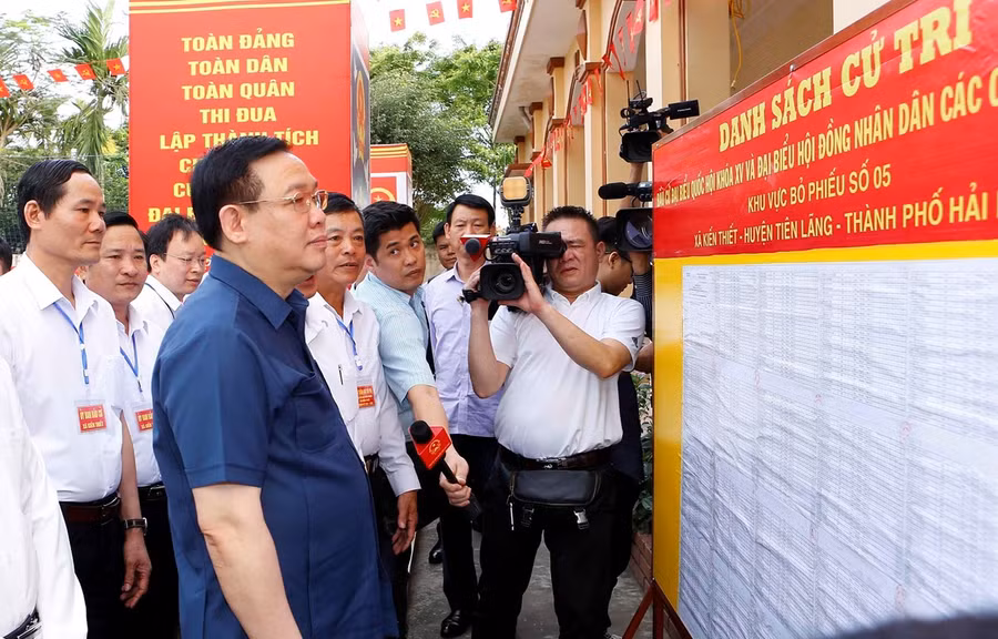 Chủ tịch Quốc hội Vương Đình Huệ kiểm tra công tác chuẩn bị bầu cử tại Hải Phòng. (Nguồn ảnh: TTXVN)